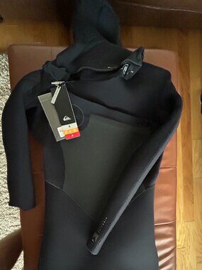 This 5/4/3mm Men's Quiksilver HIGHLINE Performance Hooded Fullsuit